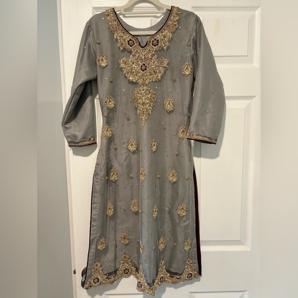 Pakistani shalwar kameez